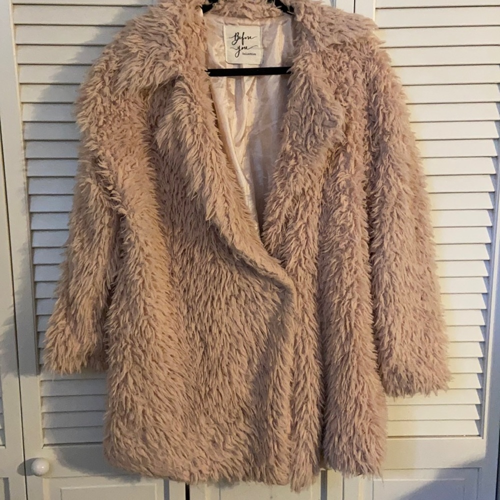 Faux fur, champagne coat… perfect weight… STUNNING AND SO UNIQUE